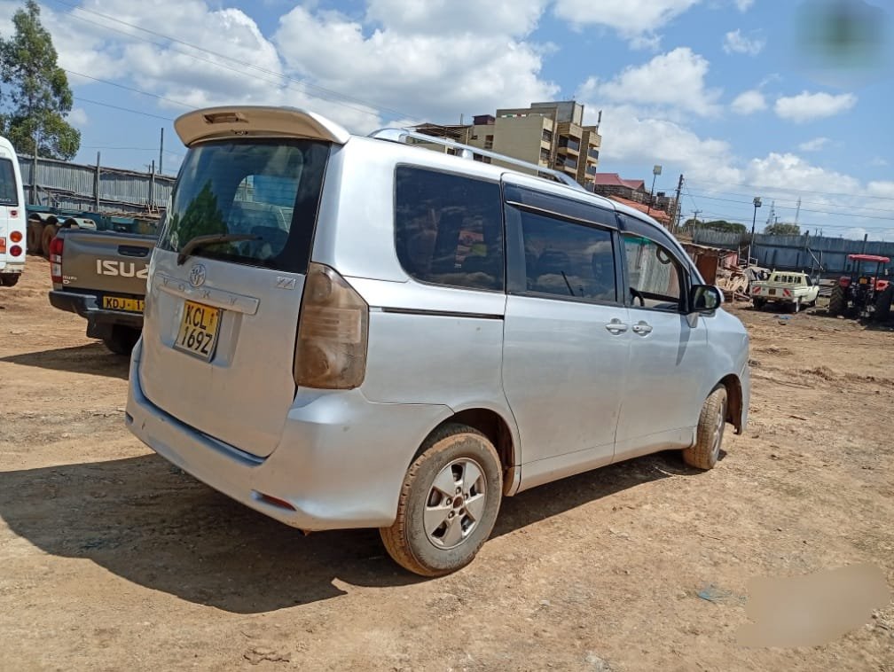 Toyota Voxy image 3